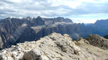 Le sommet et la vue sur le groupe de Sella.