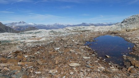 Petit lac à proximité du sommet.