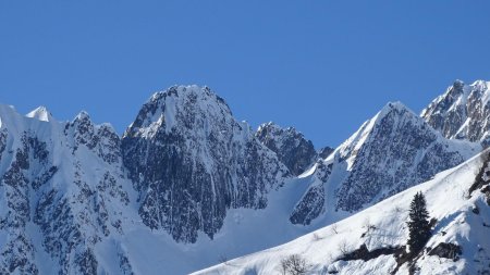 En montant la vue se dégage sur de beaux sommets.