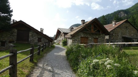 Les Granges de la Vallée Étroite.