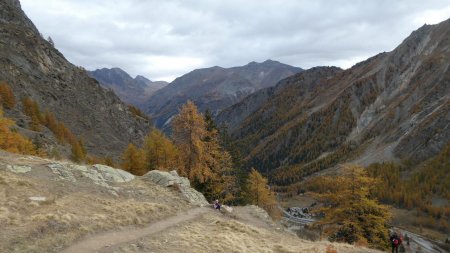 Sentier confortable pour monter au refuge.