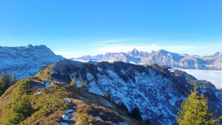 Vue arrière sur le début de la crête : le col et la pointe de Véret 