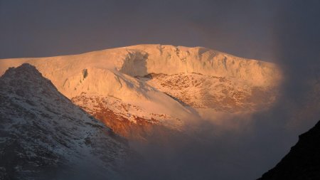 Au petit matin (bien frais), vue sur les glaciers du refuge.