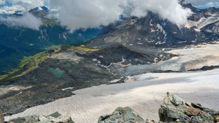 Vue au sud sur le grand lac de l’Arpont en contrebas