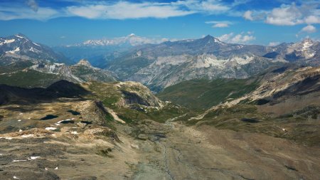 Au centre : le Mont Blanc