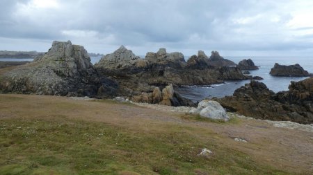 Une côte sauvage et découpée.