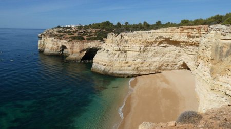 Plage inacessible par la terre.