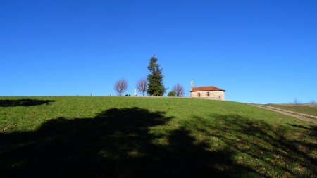 La chapelle sur son promontoire.