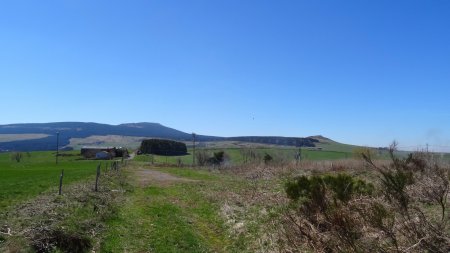  En arrivant vers la ferme de Bellevue, vue sur Alambre et Aiglet.