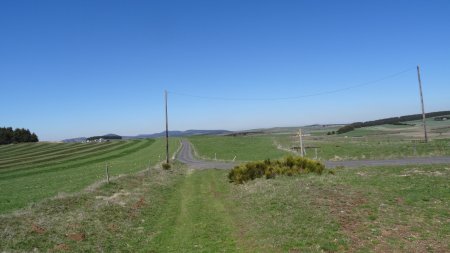 Jonction avec la petite route que nous allons suivre jusqu’au village.