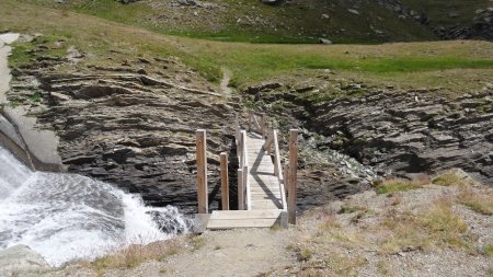 La passerelle en aval du déversoir, installée en 2013.