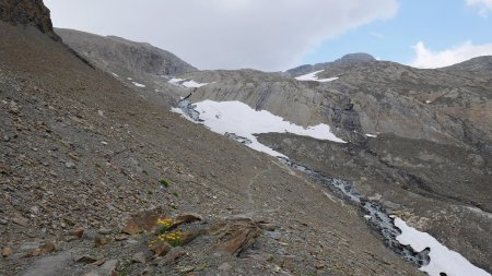 Dand les éboulis, au pied des rochers de Pers.