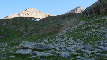 Le couloir à remonter pour accéder au replat situé entre les 2 rangées de barres rocheuses.