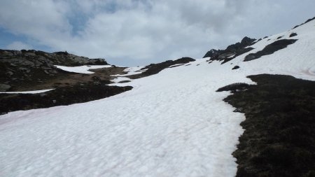 La neige apparait brusquement vers 2200m.