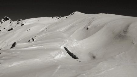 Sommet en vue droit devant, en arrivant en haut du couloir.