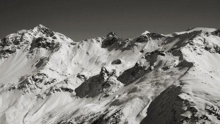 Pointe d’Archeboc, Pointe de l’Argentière, Pointe des Lacs Verdet, Pointe de la Foglietta. Au fond, dépasse tout juste le sommet de la Grande Sassière.