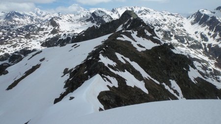 La crête qui mène au nord vers la Pointe d’Averne.