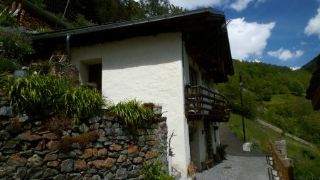 Le chalet aux murs blancs.