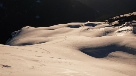 Vue plongeante sur une partie des pentes du Bec Rouge.