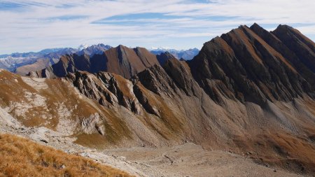 La vue se dégage au-delà du vallon.