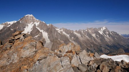 Du sommet, vue sur le Mont Blanc et les Grandes Jorasses.