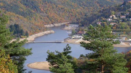 Quand le niveau du lac est bas, les bâteaux ne peuvent pas sortir du port !