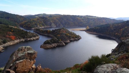 Le niveau du lac est très bas.