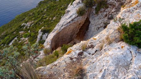 Relief complexe, arche et grotte en versant ouest.