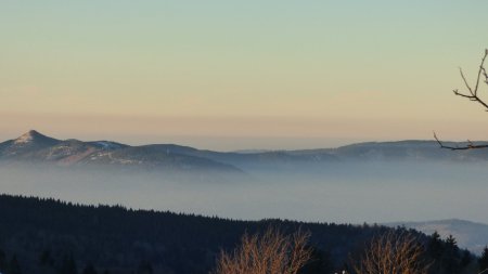 Le Petit Donon, le Kohlberg et à son pied à droite, le Colbéry dans la brume.