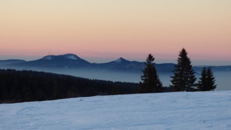 Les Donon avec un dégradé de rose-mauve dans le ciel.