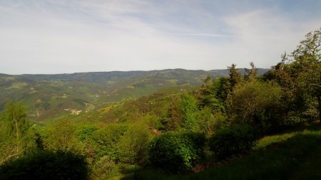 Vue sur la vallée du Doux et le village de Molières.