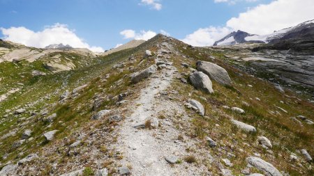 En descente sur la moraine, vue arrière.