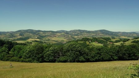 Par-delà la Brévenne, les monts de Tarare.