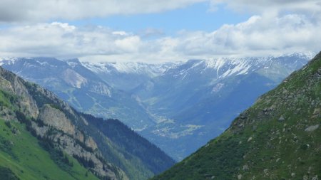 Vue sur la Vallée du Ponthurin ou de Peisey Vallandry. Dans les nuages, on a le Mont Pourri à gauche et le Sommet de Bellecôte à droite. Sinon, juste en-dessous, on aperçoit quand même l’Aiguille Grive (2732 m) à l’extrême gauche et la Pointe de Friolin (2678 m) à l’extrême droite.