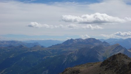 En premier plan, le Rocher Bouchard, la Tête des Lauzières suivie de la Condamine