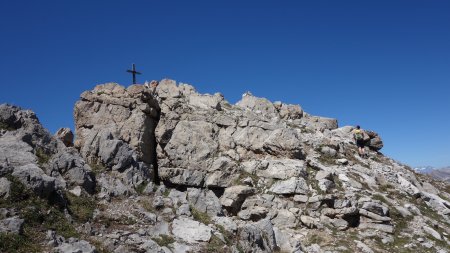 Et l’on aperçoit le bastion sommital