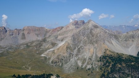 Le sommt de crête des Granges et le Grand Peygu (pointu)