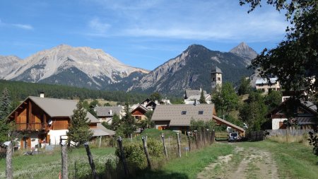 Le village de Plampinet, au fond à gauche la Grande Chalanche au centre le plateau des Thures et à droite l’Aiguille rouge