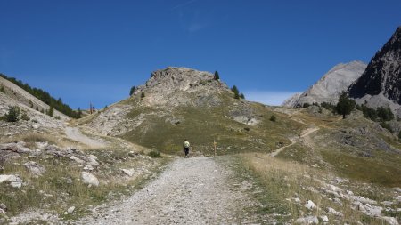 À cette bifurcation prendre à droite bien qu’il soit possible de prendre à gauche