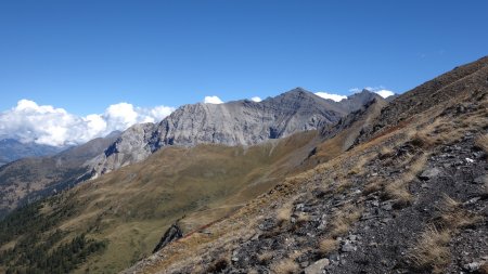 Sur la crête on découvre les sommets du Piémont, avec le Grand Roc et Roc del Boucher puis totalement à droite la Punta Ciatagnera