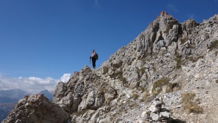 À cet endroit derrière la crête il faut tourner totalement à droite