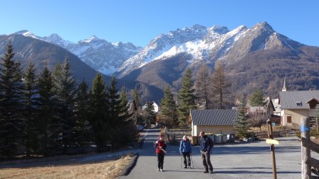 Au départ de la randonnée vue sur les Pics de Clouzis et de Gardiner, Dôme de Monêtier et Pic des Prés les Fonts