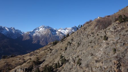 La Pointe de l’Étendard, les Pics de Combeynot et la chapelle du Cros