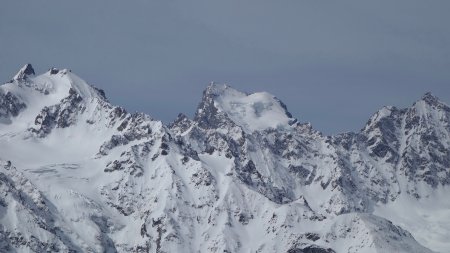 Zoom sur les Agneaux, sur la Barre des Écrins et sur le Pic de Neige Cordier