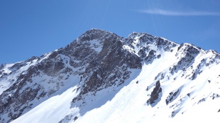 Roc Noir et trois skieurs dans son magnifique couloir