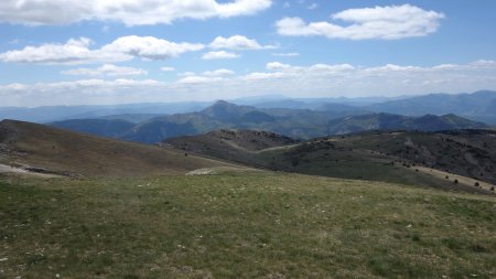 Aperçu du Mont Ventoux à l’horizon