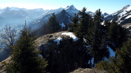 En fin de crête, l’à-pic à contourner.