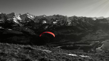 Parapente au décollage sur la pente sud-est du Vanil Blanc.