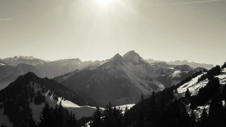 Vue sud-ouest vers la Dent de Lys.