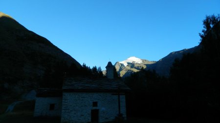 Crépuscule sur la Pointe de Cherbonnel et la chapelle N.-D. des Grâces.